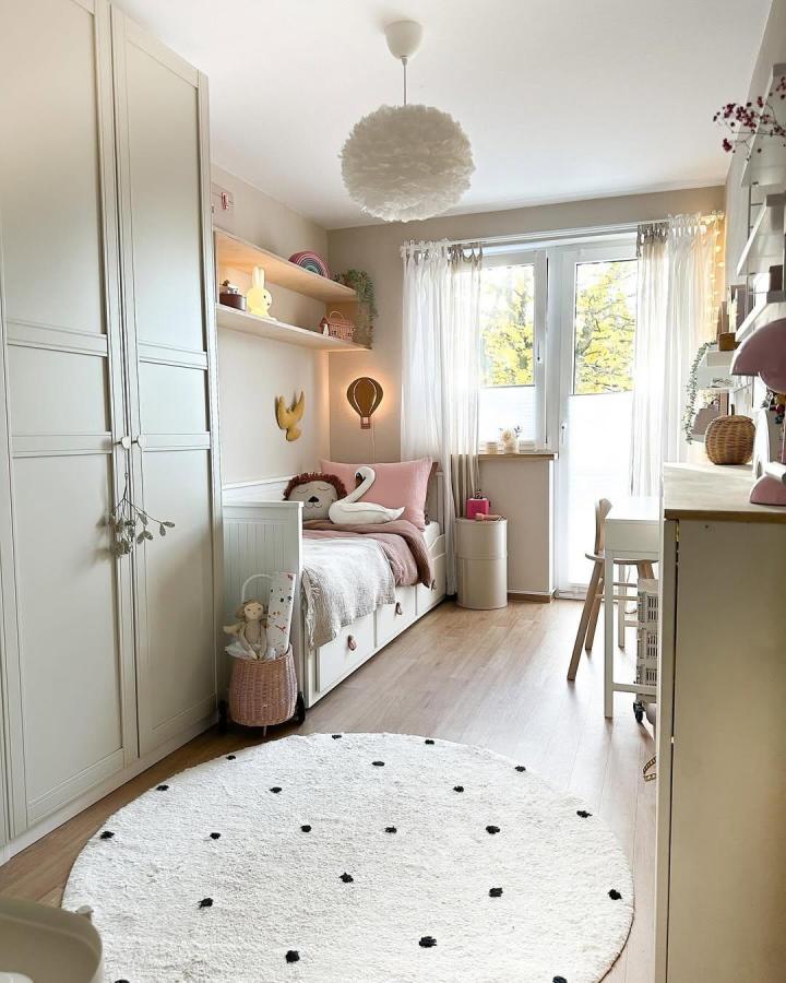 White built-in nursery from @anetas_leben. Soft daybed and shelves show ikea pax nursery ideas.