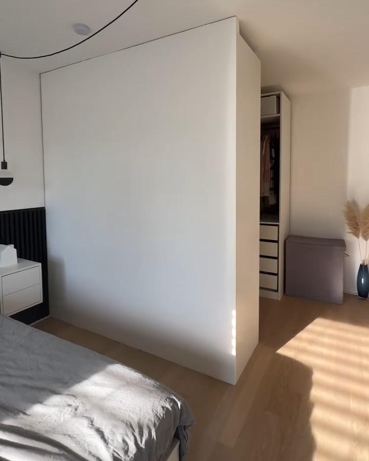 White bedroom divider from @ab.nach.hause. Full-height PAX wardrobe conceals an open dressing area.