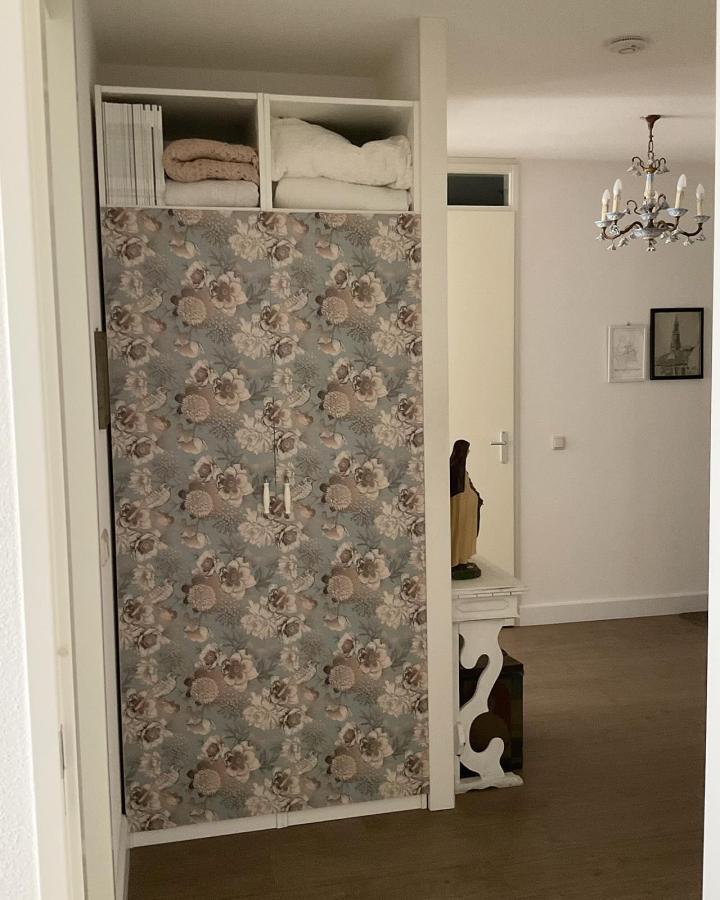 Muted blue floral PAX room divider from @hetbrocantehuisje. Wallpapered doors and open linen shelves.
