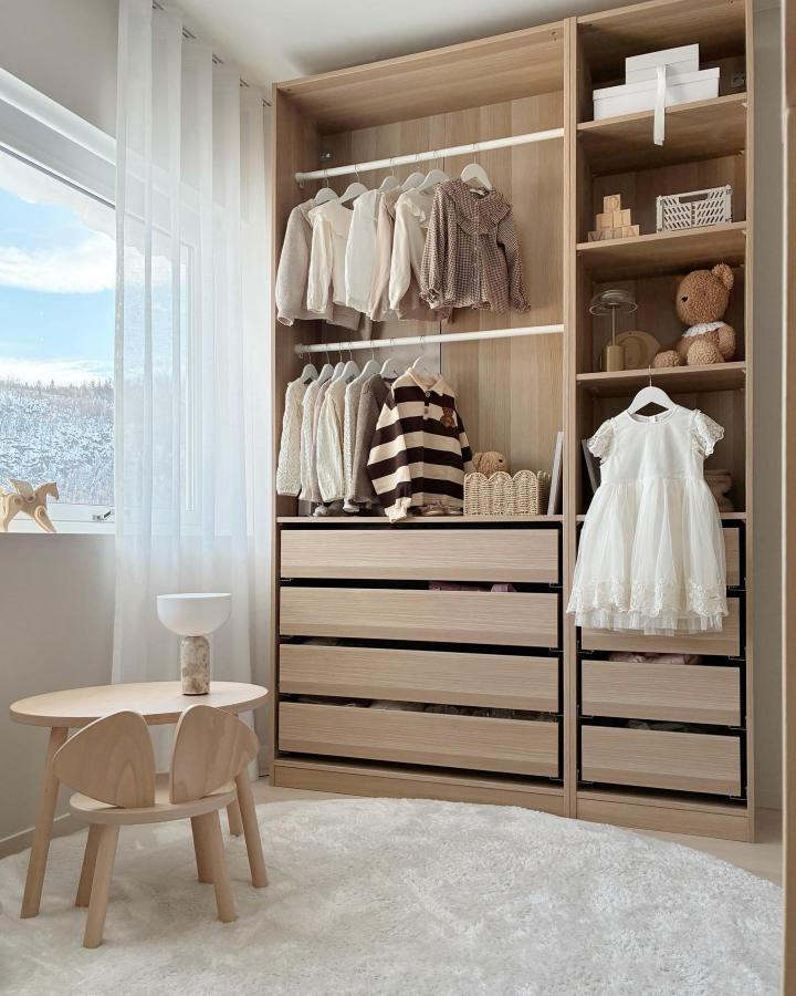 Light oak open wardrobe from @fregnate. Compact children’s bedroom storage with drawers, hanging rails, and shelves.