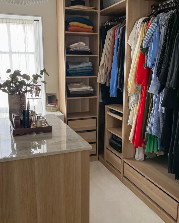 Warm oak walk-in closet from @solangsvillan featuring ikea pax walk in closet ideas.