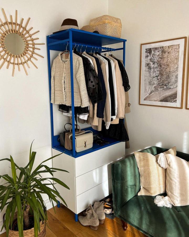 Blue open-frame ikea platsa wardrobe ideas from @kristjaana. White drawers, hanging rails, and woven storage baskets.
