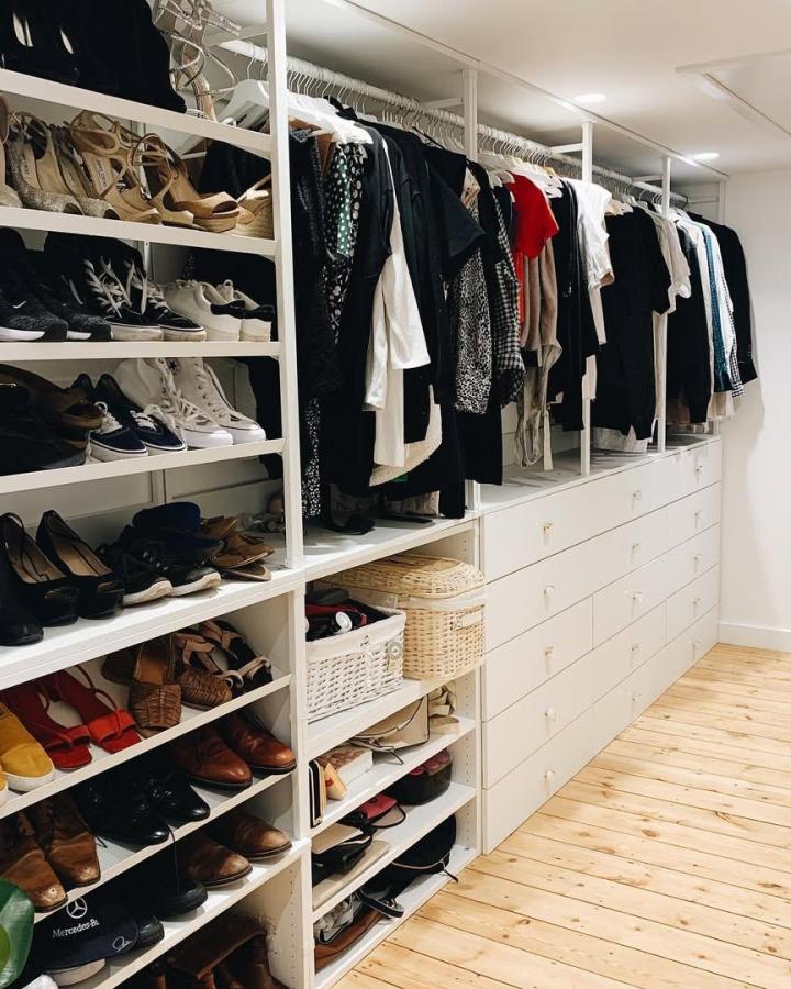 White open shelving and drawers dressing room from @life.renovations. Shoes and clothing fill a tailored PLATSA wardrobe wall.