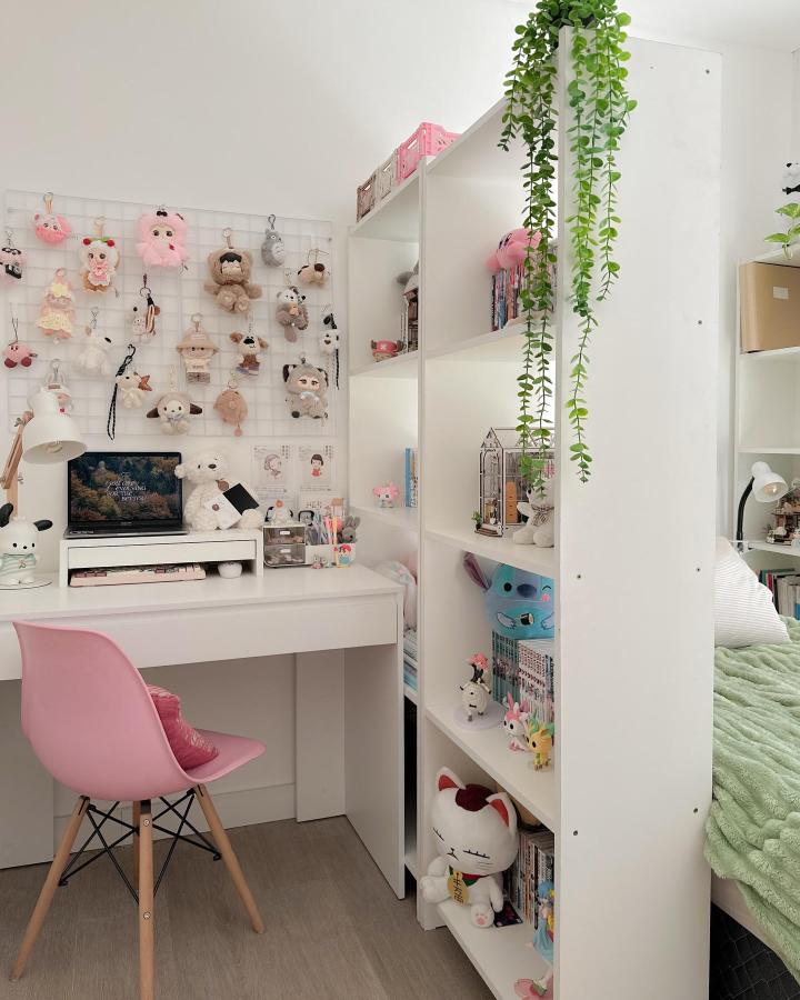 White open-shelf bedroom divider from @giggiland. Separates a pink study nook from a cozy bed.