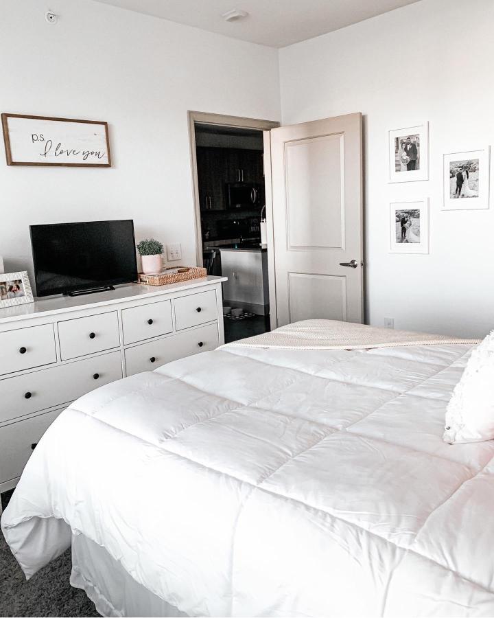 White IKEA HEMNES dresser from @myhomebodylifeblog. Bright bedroom storage with woven tray and soft bedding.