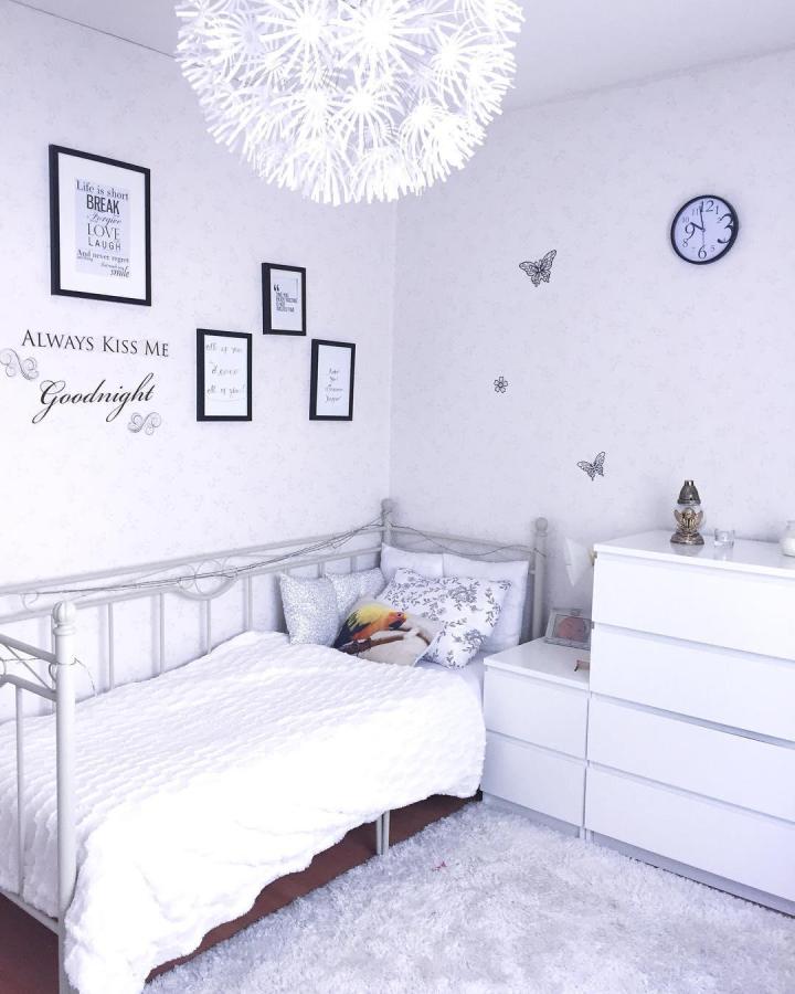 White IKEA MALM bedroom from @chymecindy. ikea small bedroom hacks feature layered bedding and compact storage.