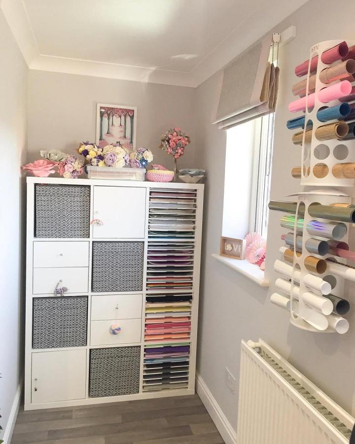 White and pink craft room from @primrose_fleu. IKEA shelving stores colorful cardstock.