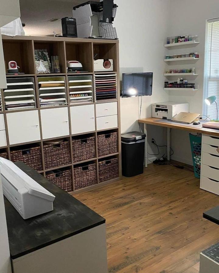 Warm wood modular craft room from @cbg_creativeblackgirl. Woven baskets and white cube storage organize colorful supplies.