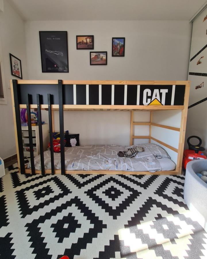 Natural wood and black KURA bed from @les.jours.chou. CAT-themed makeover with striped guardrail and construction decor.