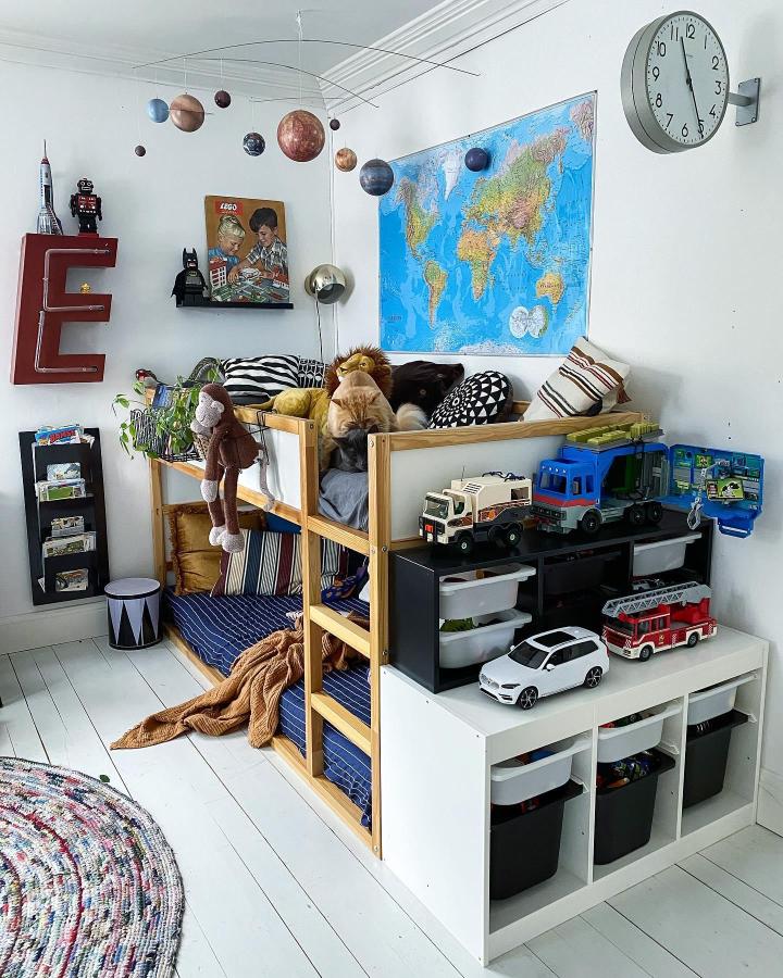 Natural-wood boysโ bedroom furniture from @vi.flydde.storstan featuring ikea kura bed ideas for boys. Navy bedding and toy-filled storage.